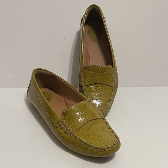 Clarks Driving Loafers Womens 9.5M Avocado Green Patent Leather Comfort Slip On - Picture 1 of 10